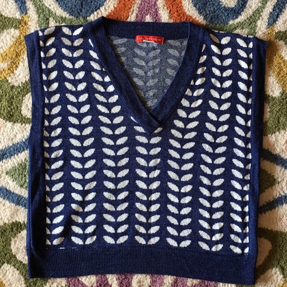 Blue & White Pattern Sleeveless Knit Top